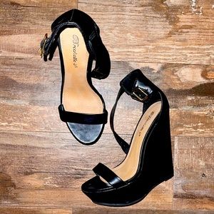 Like new sexy black wedges